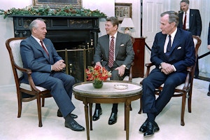 Soviet  Leader  Mikhail Gorbachev (L) talks to President Ronald Reagan (C) and President-elect George Bush (R) on December 7, 1988 shortly before lunch in the Admiral's House, home of the US coast Guard's Atlantic Area commander. AFP PHOTO MIKE SARGENT        (Photo credit should read MIKE SARGENT/AFP/Getty Images)