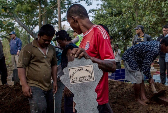 CILACAP, CENTRAL JAVA, INDONESIA - APRIL 29:  A worker holds a tombstone of Zaenal Abidin, one of the eight drug convicts, during a funeral service after the execution at Nusakambangan prison on April 29, 2015 in Cilacap, Central Java, Indonesia. Chan and Sukumaran were both sentenced to death after being found guilty of attempting to smuggle 8.3kg of heroin valued at around $4 million from Indonesia to Australia along with 7 other accomplices.  (Photo by Ulet Ifansasti/Getty Images)