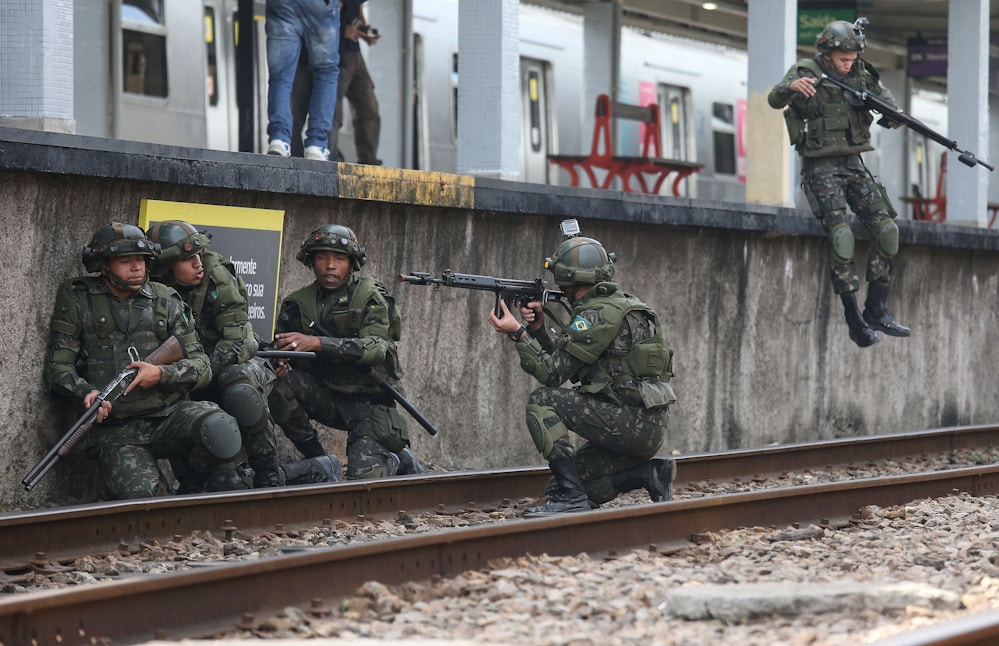 Soldados do exército realizam simulação de ataque terrorista na estação de Deodoro, no Rio de Janeiro, em 16 de julho de 2016. Foto: Mario Tama/Getty Images
