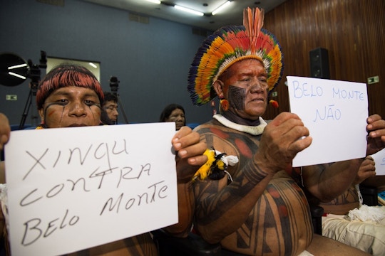 24-11-2015 - Brasília - Índios do Xingu fazem protesto durante coletiva da presidenta do Ibama, Marilene Ramos, sobre o enchimento do reservatório da Usina Hidrelétrica de Belo Monte, no Rio Xingu (Marcello Casal Jr/Agência Brasil)