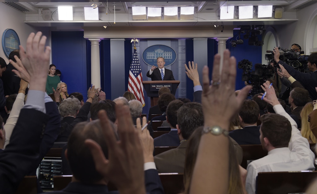 Secretário de Imprensa da Casa Branca, Sean Spicer, convoca um repórter durante a conferência diária na Casa Branca, em Washington, 24 de janeiro de 2017. F