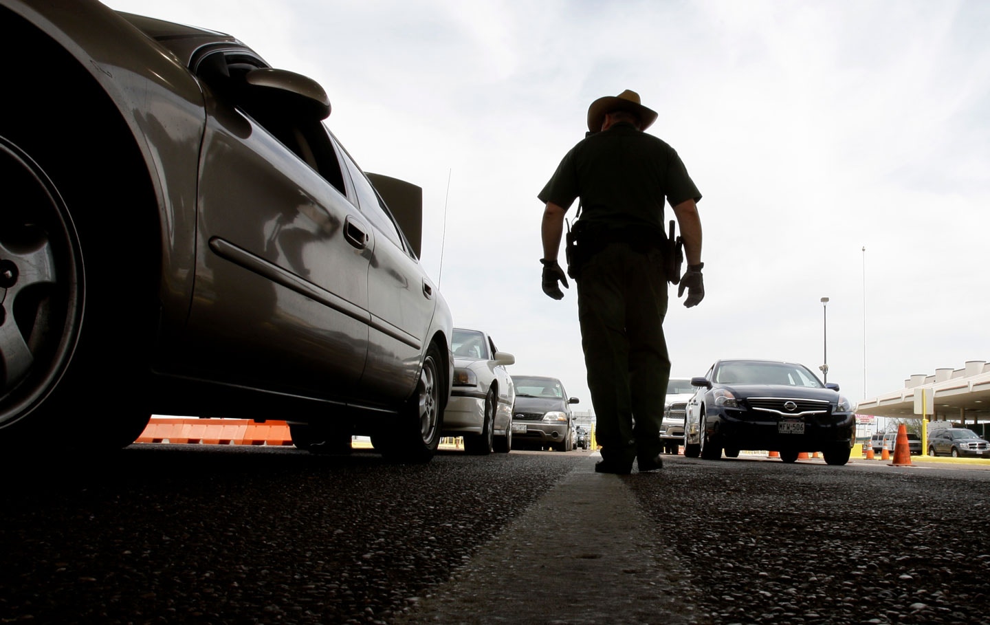 A U.S. Customs and Border Protection agent checks traffic leaving the U.S. to Mexico in Laredo, Texas, Thursday, April 23, 2009.  (AP Photo/LM Otero)