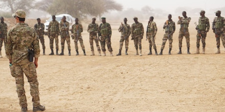 A U.S. Army Special Forces weapons sergeant speaks to a group of Nigerien soldiers prior to the start of a buddy team movement class during Exercise Flintlock 2017 in Diffa, Niger, March 11, 2017. Flintlock 2017 is designed to strengthen the ability of key partner nations in the region to protect their borders and provide security for their people. (U.S. Army photo by Spc. Zayid Ballesteros)