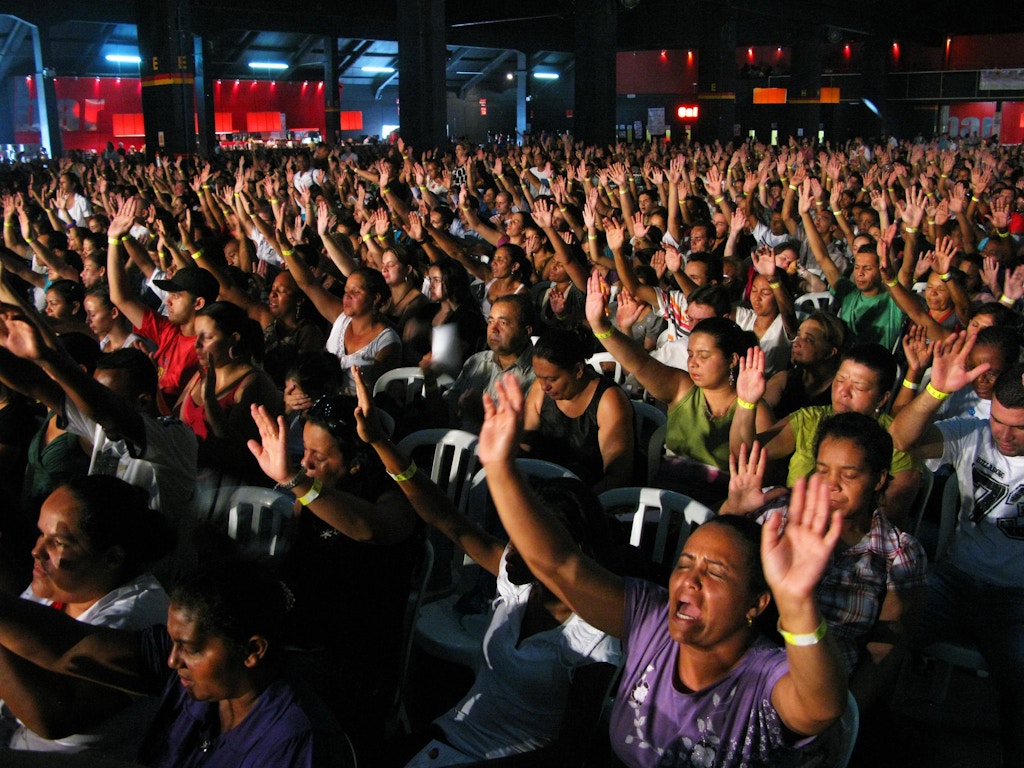 Fiéis evangélicos durante culto em igreja pentecostal, em São Paulo, SP. (São Paulo, SP. 23.02.2009. Foto de Christian Tragni/Folhapress)