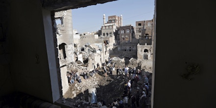 People look at the damage in the aftermath of an air strike in the Yemeni capital of Sanaa on November 11, 2017.The Saudi-led military coalition carried out two air strikes on the defence ministry in Yemen's rebel-held capital Sanaa late on November 10, 2017, witnesses said. / AFP PHOTO (Photo credit should read /AFP/Getty Images)