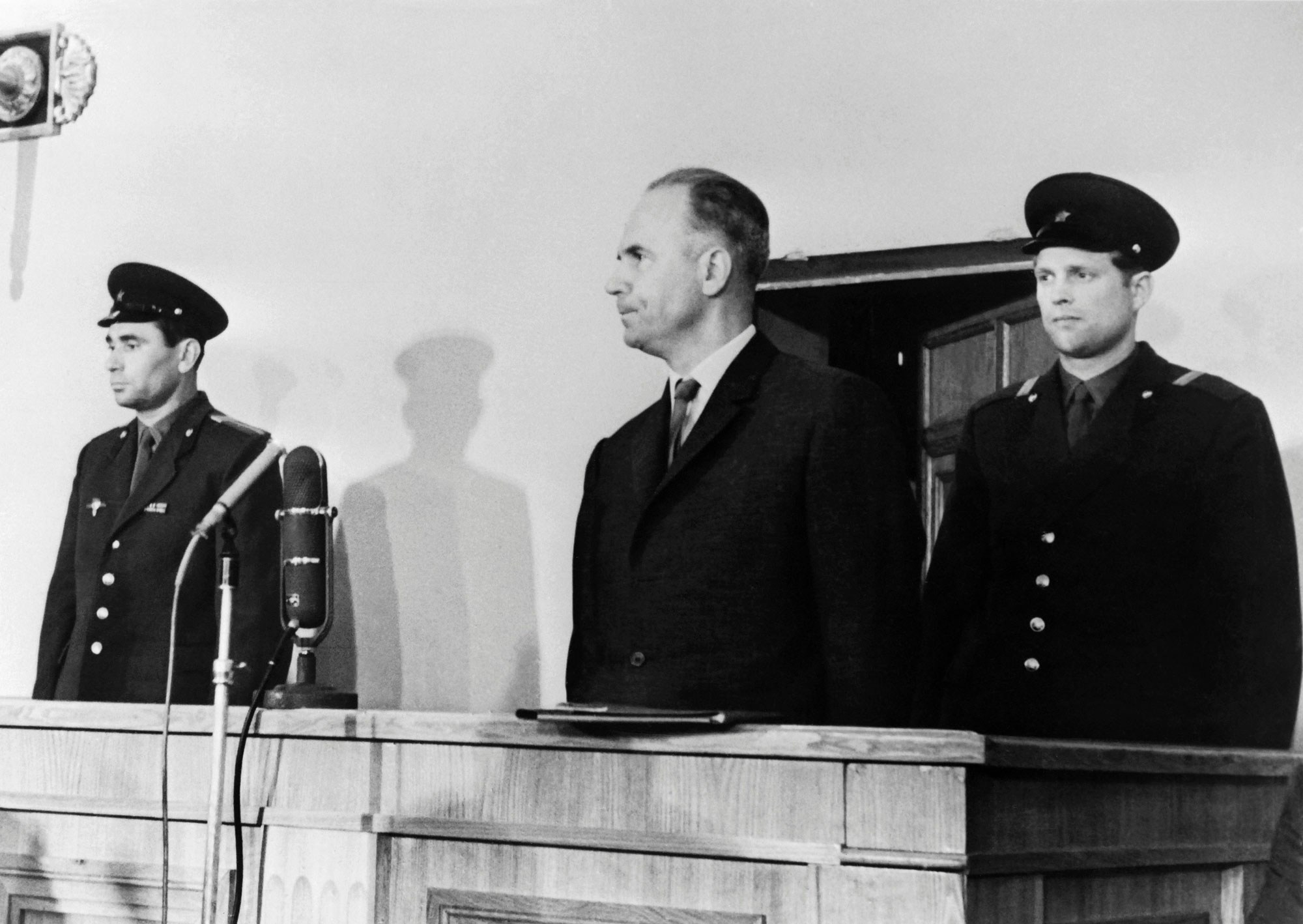 Soviet military intelligence colonel Oleg Penkovsky (C) was sentenced to death during his public trial on May 11, 1963 in Moscow.  / AFP / TASS / -        (Photo credit should read -/AFP/Getty Images)