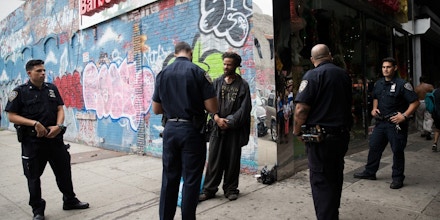 Policiais da cidade de Nova York interpelam um suspeito de posse de maconha sintética (K2), no dia 14 de julho de 2016, na fronteira entre os bairros de Bedford-Stuyvesant e Bushwick, no distrito do Brooklyn.