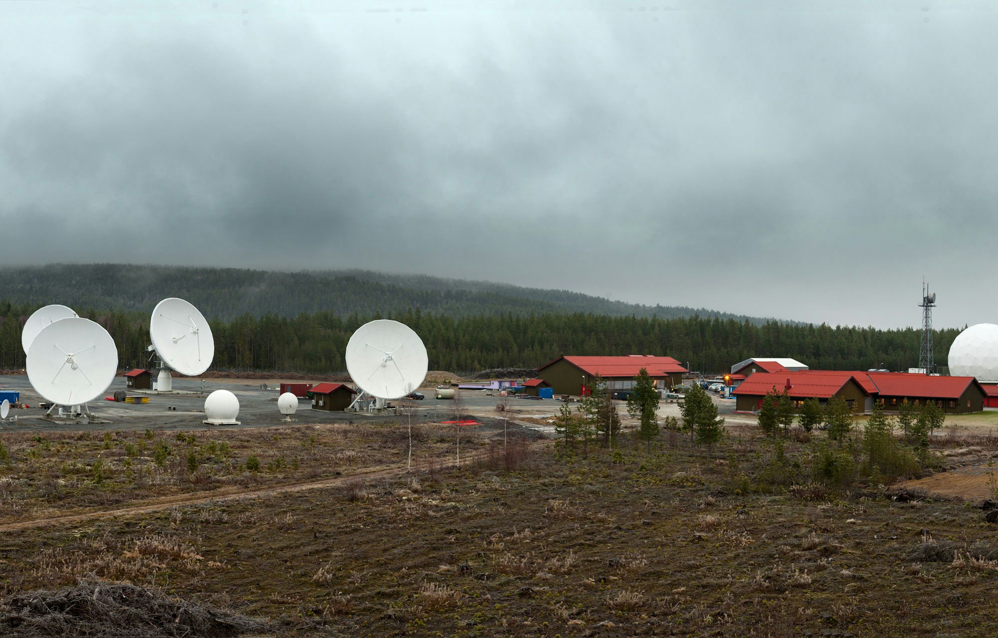 Forsvarets stasjon Ringerike; driver innsamling mot utvalgte satellitter i verdensrommet.