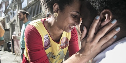 HANDOUT - ARCHIV - 10.09.2016, Brasilien, Rio de Janeiro: Marielle Franco, linke Politikerin, umarmt ein Person bei einem Besuch der Favela Mare. Unbekannte haben die brasilianische Politikerin und Kritikerin von Polizeigewalt in der Nacht zum 15.03.2018 im Zentrum von Rio de Janeiro in ihrem Auto erschossen. Die 38-Jährige hatte die Polizei mehrerer Morde bezichtigt, zuletzt am Tag vor ihrer Ermordung. (zu dpa «Linke Politikerin und Polizei-Kritikerin in Brasilien erschossen» vom 15.03.2018) Photo by: ---/picture-alliance/dpa/AP Images
