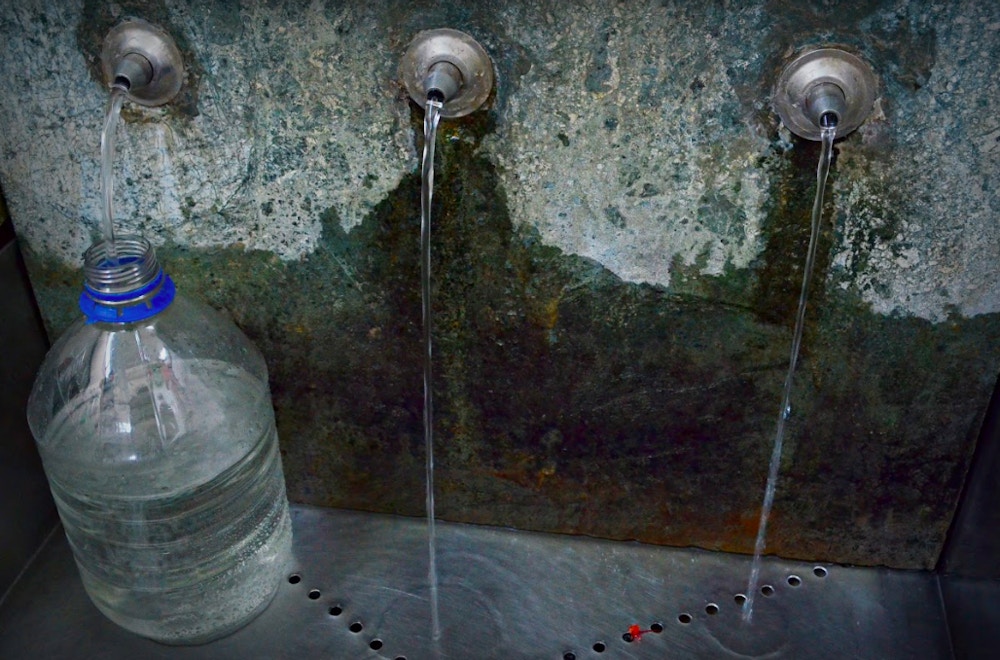 Fonte de água mineral utilizada por moradores em Minas Gerais