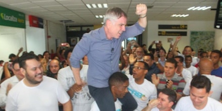 Flávio Rocha é carregado nos ombros por Jorge das Chagas Silva, militante do PRB.