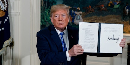 O presidente dos EUA Donald Trump exibe um Decreto Presidencial assinado depois de emitir da Casa Branca uma declaração sobre o acordo nuclear com o Irã, em 8 de maio de 2018.