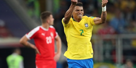 Thiago Silva comemora o segundo gol contra a Sérvia.