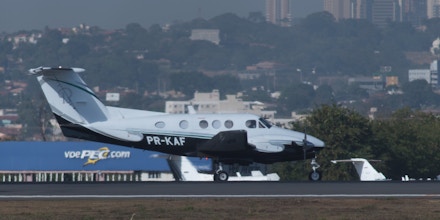 Avião da empresa Globo Aviação pousa no aeroporto em Goiânia.