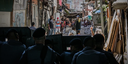 Moradores da favela do Moinho, no centro de São Paulo, entram em confronto com a polícia após suposta morte de morador por policiais, em junho de 2017.