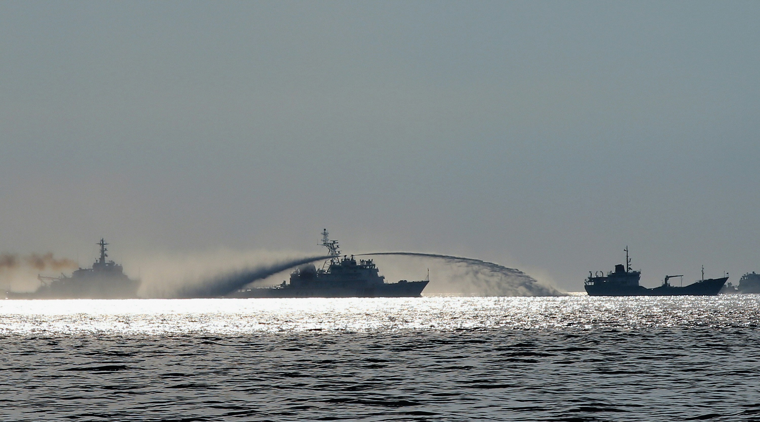 Navio da Agência de Polícia Marítima da China usa canhões de água para perseguir no mar um navio da Força de Vigilância das Pescas vietnamita perto das disputadas Ilhas Paracel em 27 de maio de 2014.