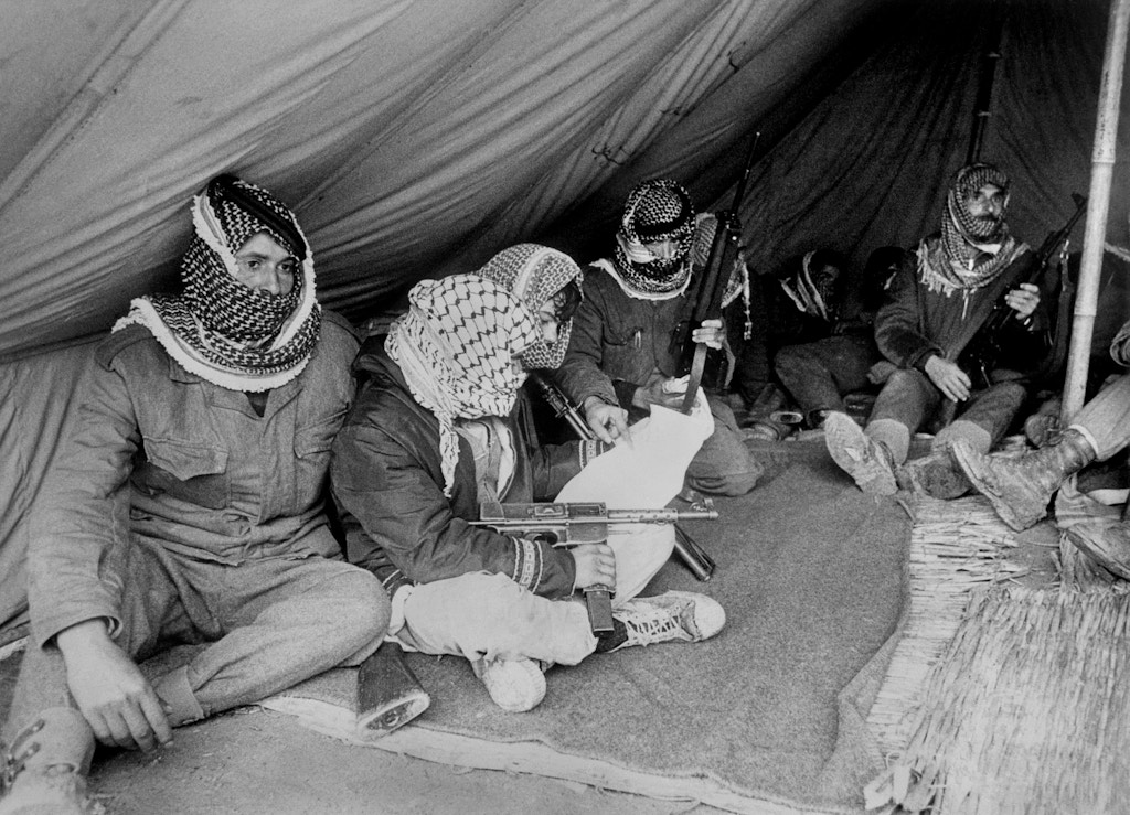 Milicianos do Fatah descansam sob uma barraca próximos do rio Jordão, na Jordânia, em novembro de 1969.