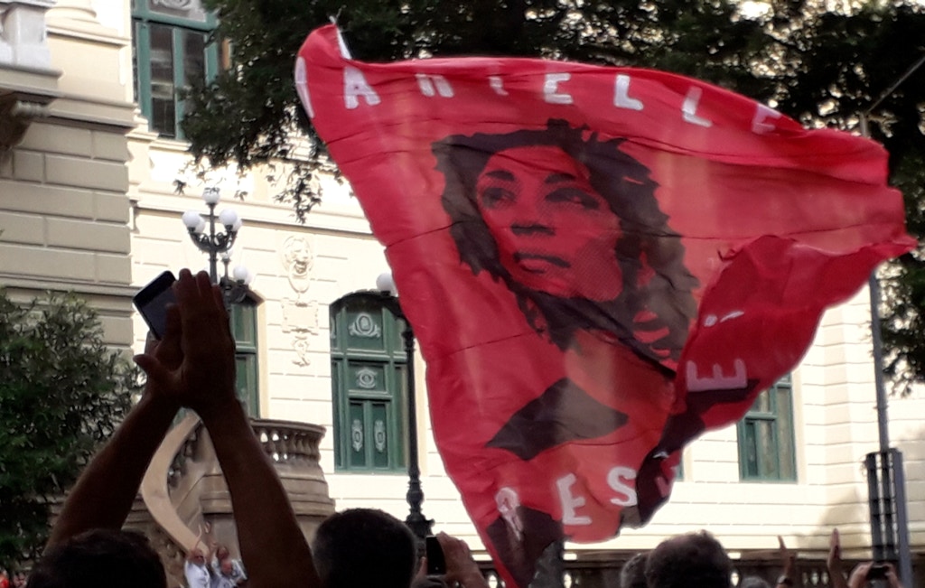 Bandeira em protesto contra Bolsonaro no Rio de Janeiro destaca Marielle, vereadora da cidade morta a tiros em março deste ano.