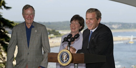 PROUTS NECK, UNITED STATES:  US President George W. Bush (R) and his father former president George Bush (L) attend a fundraiser for US Senator Susan Collins (C), R-ME, in Prouts Neck, Maine, 03 August 2002.  President Bush is vacationing at the Bush family home in Kennebunkport, Maine until 05 August.          AFP PHOTO  Luke FRAZZA (Photo credit should read LUKE FRAZZA/AFP/Getty Images)