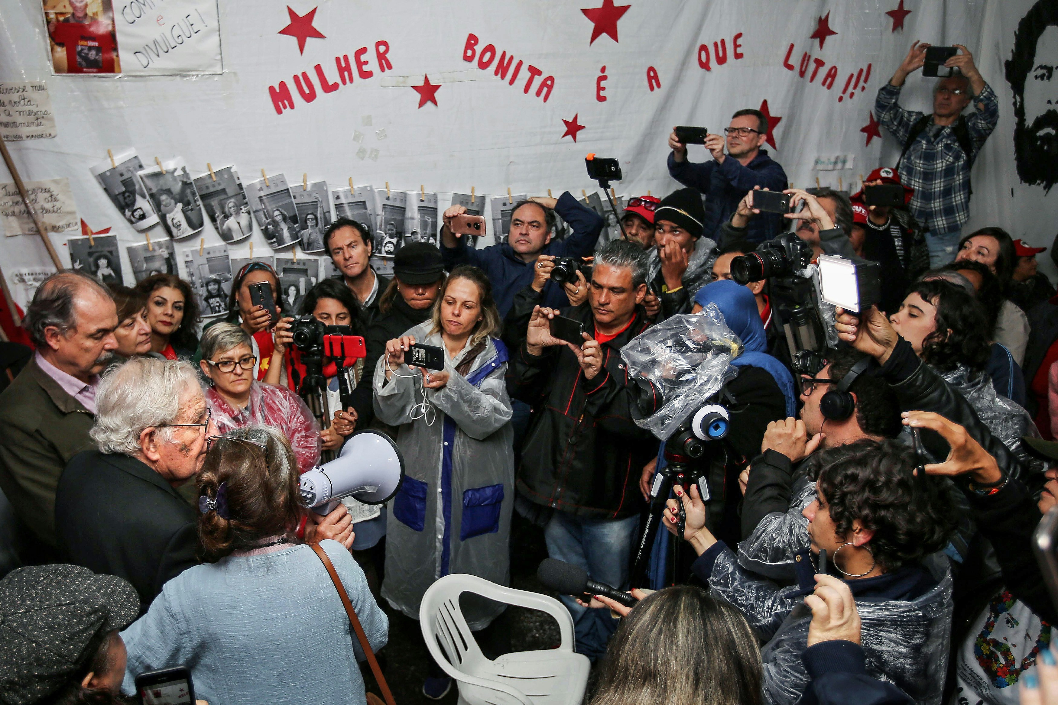 US linguist and political activist Noam Chomsky (R), speaks to PT militants after visiting former President Luis Inacio Lula da Silva, arrested for corruption in the Federal Police Superintendence in Curitiba, Brazil on September 20, 2018. (Photo by Heuler Andrey / AFP)        (Photo credit should read HEULER ANDREY/AFP/Getty Images)