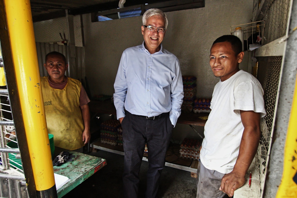 Rodrigo Bolanos (center), a salvadoran businessman who studied in an american University during the 1980s, now ows League Company. Looking to employ salvadorans gang members and then pass for rehab to leave behind crime. The picture was taken inside the Apanteos prison in Santa Ana, El Salvador and Bolanos is accompanied by two inmates. Rodrigo Bolanos, center, owner of League Company, photographed with two unidentified inmates inside the Apanteos prison in Santa Ana, El Salvador.