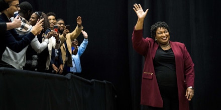 Stacey Abrams entra na arena do Morehouse College durante um evento de campanha em Atlanta, Geórgia, em 2 de novembro de 2018.