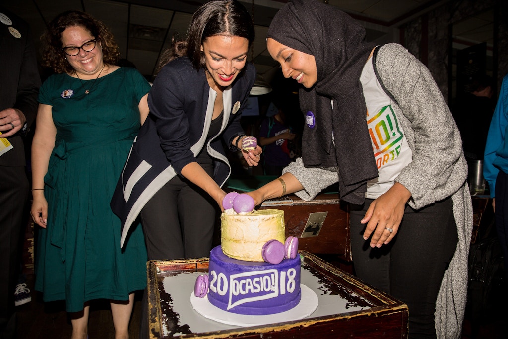 Alexandria Ocasio-Cortez comemora com seus apoiadores, inclusive Naureen Akhter, em uma festa da vitória no Bronx, em 26 de junho de 2018.