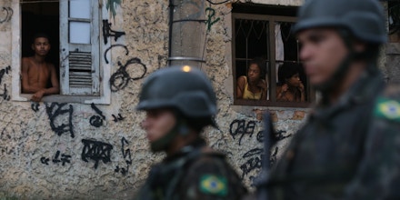 Tropas do Exército passam pelo bairro de Anchieta, na zona norte do Rio de Janeiro, durante intervenção federal de 2018 no RJ.