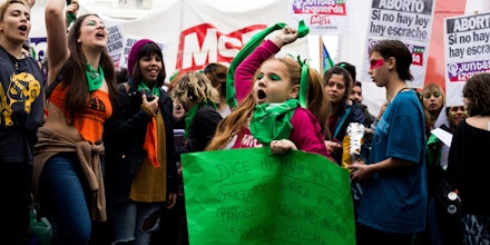 Manifestantes argentinas pró-aborto em protesto na praça diante do Congresso Nacional, em Buenos Aires.