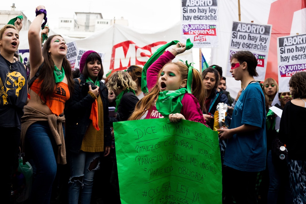 Manifestantes argentinas pró-aborto em protesto na praça diante do Congresso Nacional, em Buenos Aires.