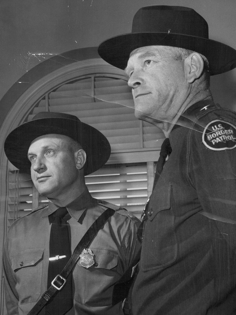 John P. Longan, à esquerda, e Owen S. Juvrud, ambos experientes inspetores patrulheiros baseados em El Paso, Texas, fotografados em Denver, em 11 de maio de 1955, numa viagem de recrutamento em nome da Patrulha de Fronteira dos EUA.