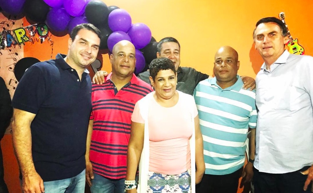 Flávio ostenta no próprio Instagram sua foto com o pai, Jair Bolsonaro, e com os PMs Alan e Alex, presos na operação Quarto Elemento.