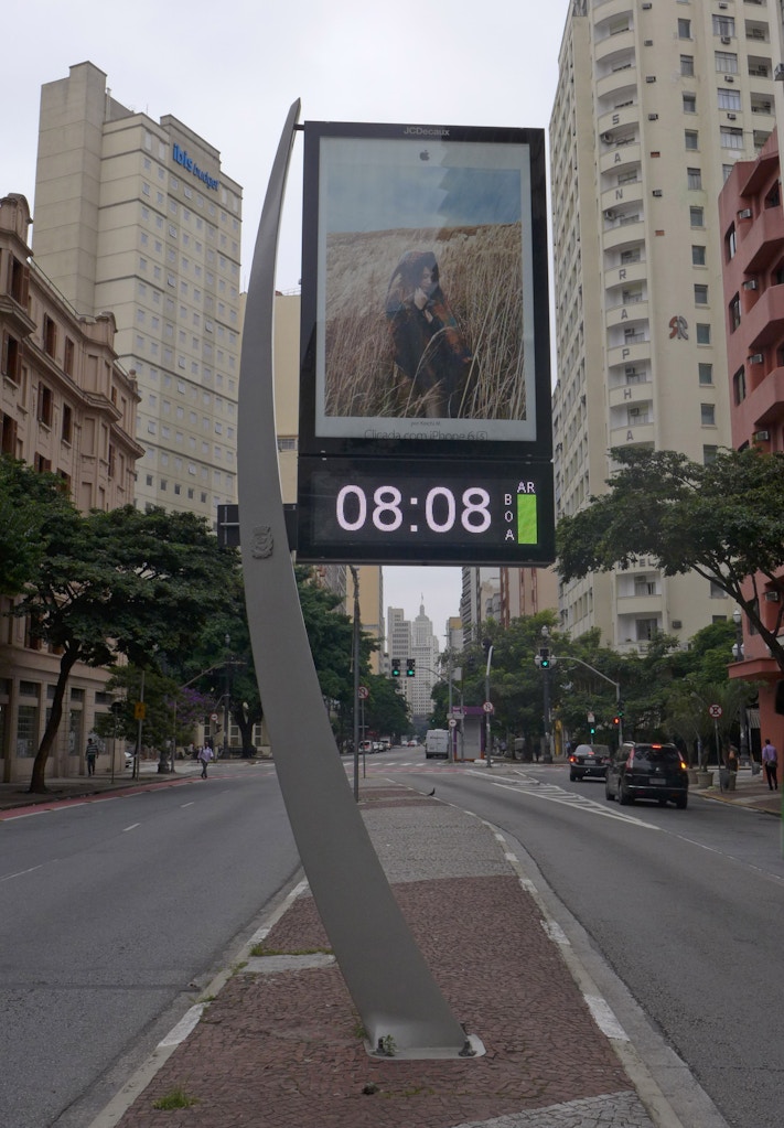 SÃO PAULO (SP), 14.03.2016 - Relógio de rua na avenida São João marca horário e qualidade do ar boa, em São Paulo (SP).  Foto: Douglas Cometti/Folhapress