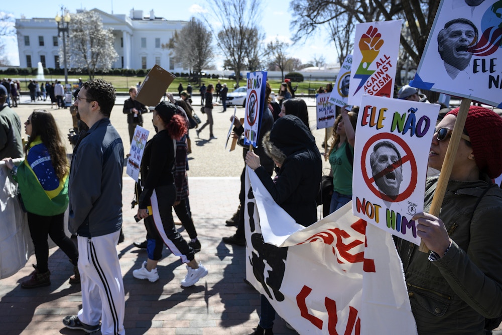 Ativistas norte-americanos e brasileiros protestam contra a visita do presidente Jair Bolsonaro, em 17 de março de 2019, na Lafayette Square, em frente a Casa Branca, em Washington, DC.