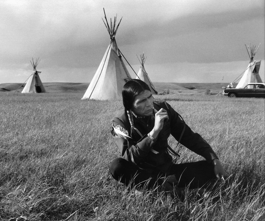 South dakota, Dennis Banks, co-founder of the American Indian Movement at the time of the treaties conference. 1974 Dakota du sud Dennis BANKS co-fondateur de l'American Indian Mouvement au moment de la conférence des traités. (Photo by Michelle VIGNES/Gamma-Rapho via Getty Images)