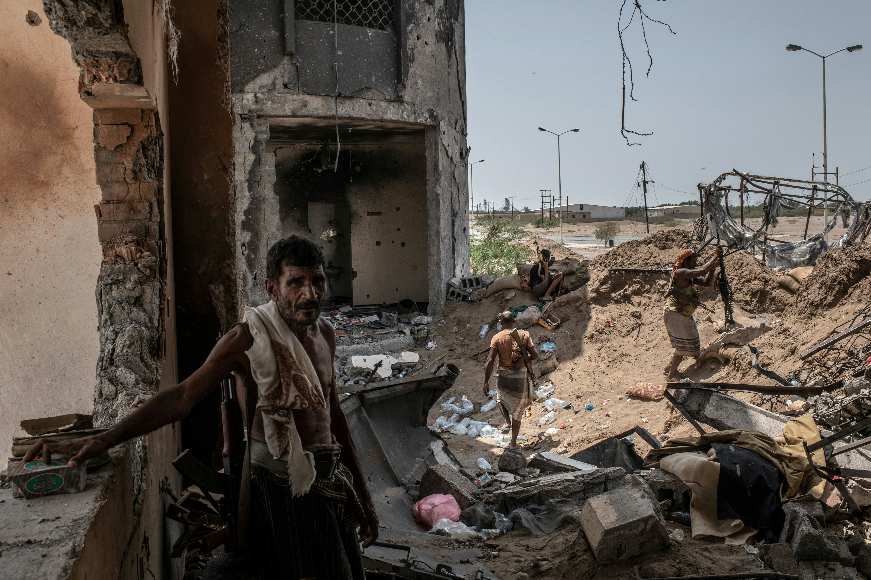 HODEIDAH, YEMEN - SEPTEMBER 21: Yemeni fighters aligned with Yemen's Saudi-led coalition-backed government, man a frontline position at Kilo 16, an area which contains the main supply route linking Hodeidah city to the rebel-held capital Sanaa, on September 21, 2018 in Hodeidah, Yemen. A coalition military campaign has moved west along Yemen's coast toward Hodeidah, where increasingly bloody battles have killed hundreds since June, putting the country's fragile food supply at risk. (Photo by Andrew Renneisen/Getty Images)