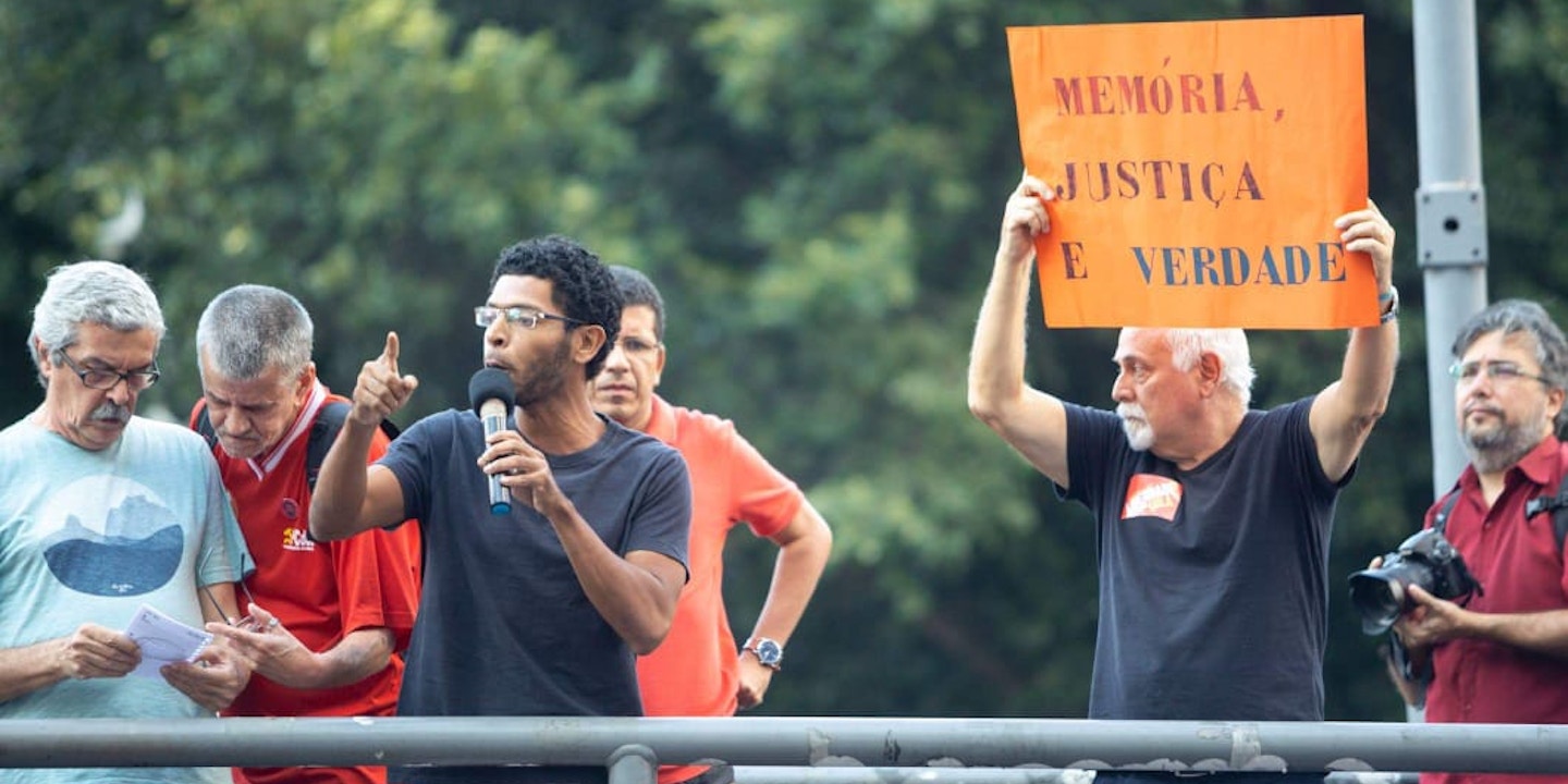 Professor Pedro Mara em protesto contra a ditadura, no Ãºltimo dia 31 de marÃ§o, na CinelÃ¢ndia.