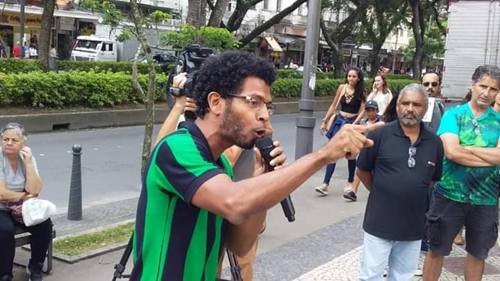 Professor Pedro Mara em ato em solidariedade diretora de Petrópolis, perseguida pelo deputado federal Daniel Silveira.