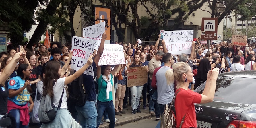 Estudantes protestando contra os cortes de verbas para educação, no dia 15 de maio em frente a Universidade Federal do Rio Grande do Sul, em Porto Alegre.