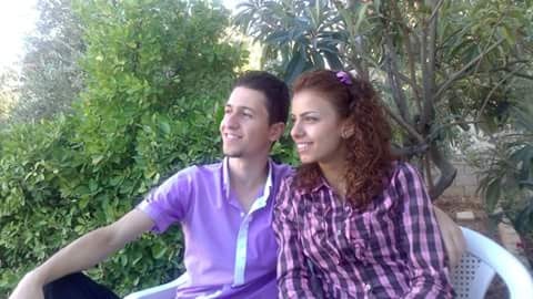 Houssam Nour e sua esposa, Dima Mely, no jardim da casa de seus pais, na Síria.