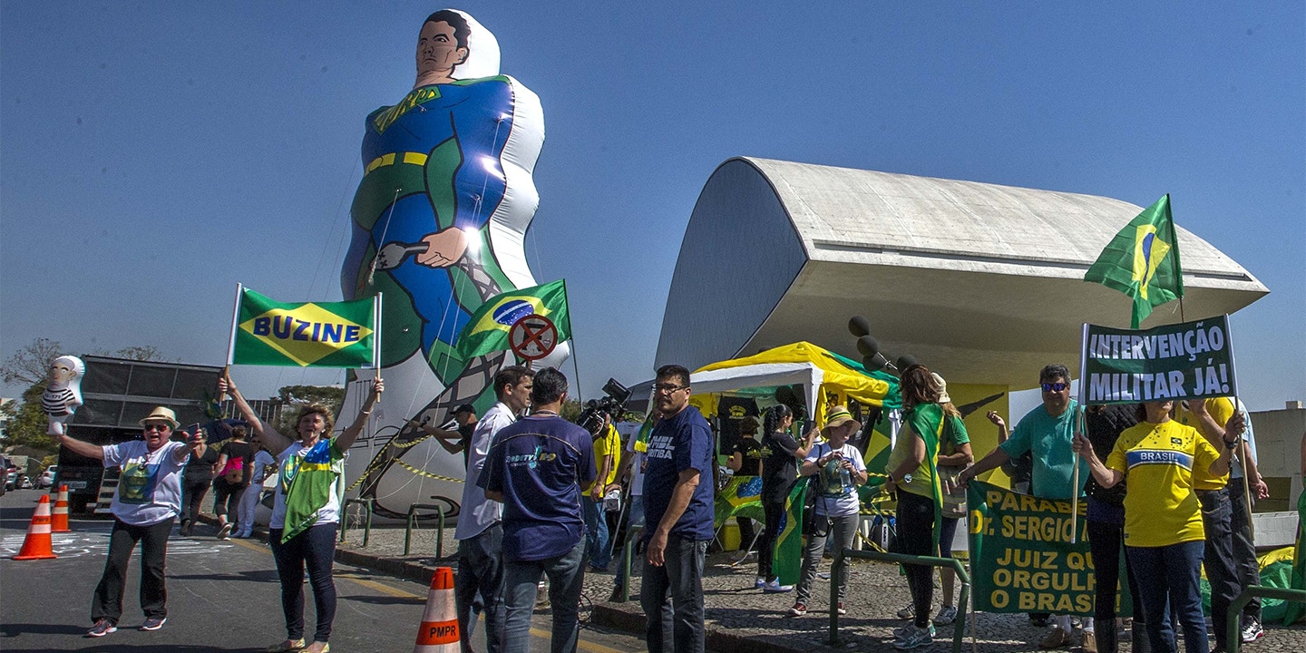 Em 2017, ato prÃ³-Lava Jato no dia do segundo depoimento de Lula ao entÃ£o juiz Sergio Moro. Manifestantes inflaram boneco representando Moro como super-herÃ³i.