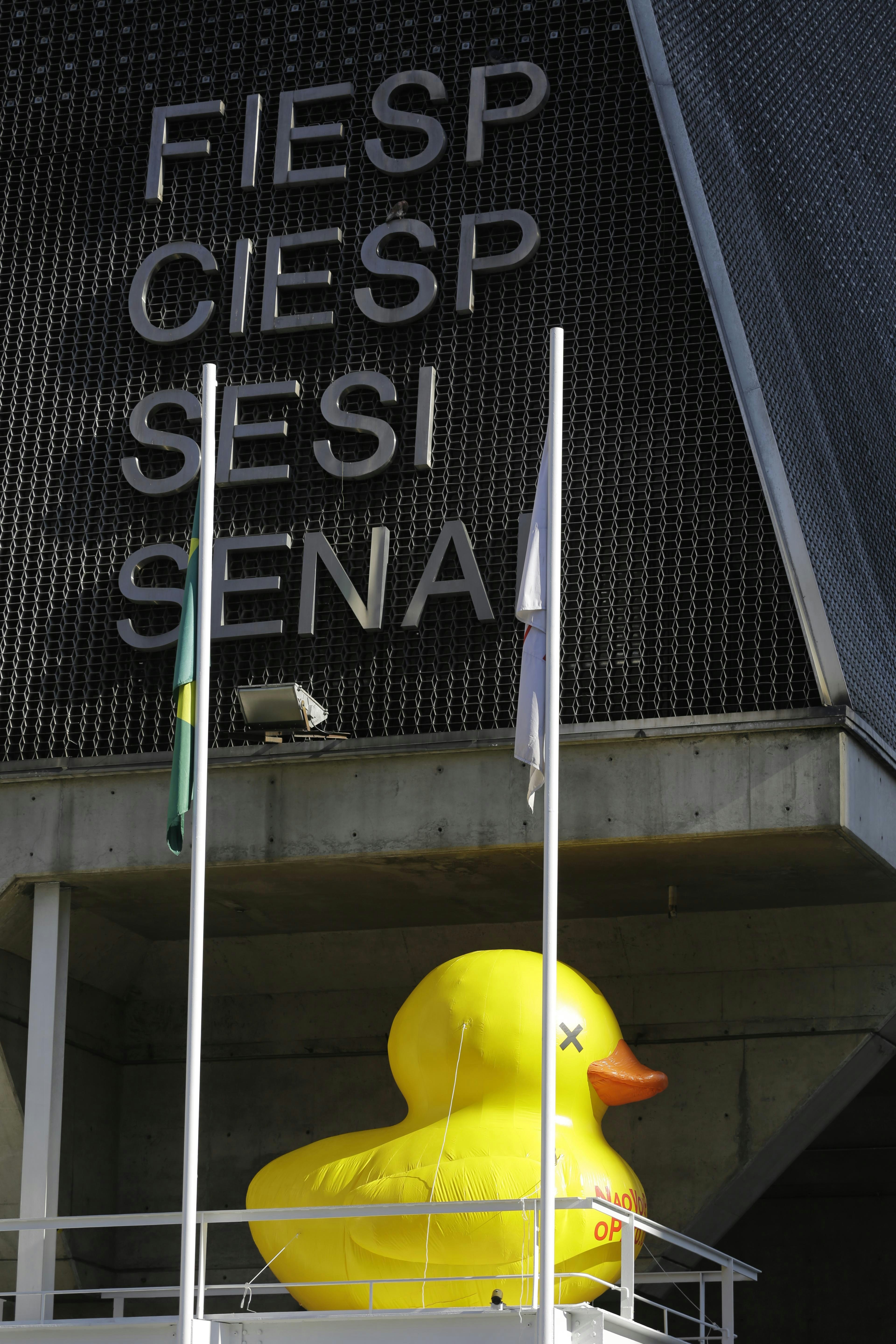 Em 2017, prédio da Fiesp na Avenida Paulista voltou a exibir um pato inflável, em protesto contra aumentos de impostos pelo governo Temer. (Foto: Nelson Antoine/Folhapress)