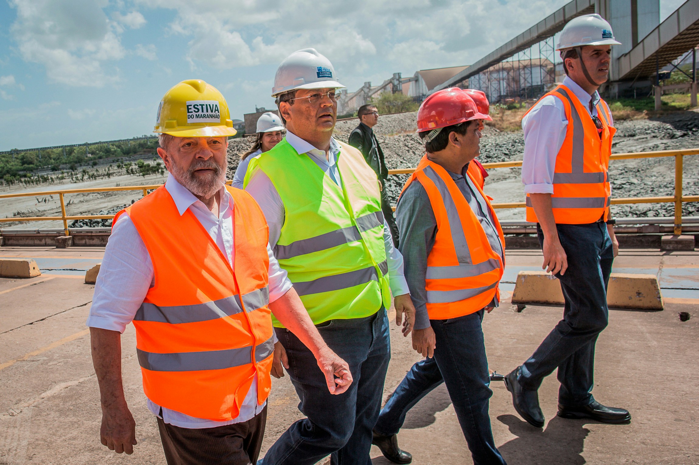 O ex-presidente Luiz Inácio Lula da Silva visita o Porto de Itaqui ao lado do governador do Maranhão, Flavio Dino, em 5 de setembro de 2017.