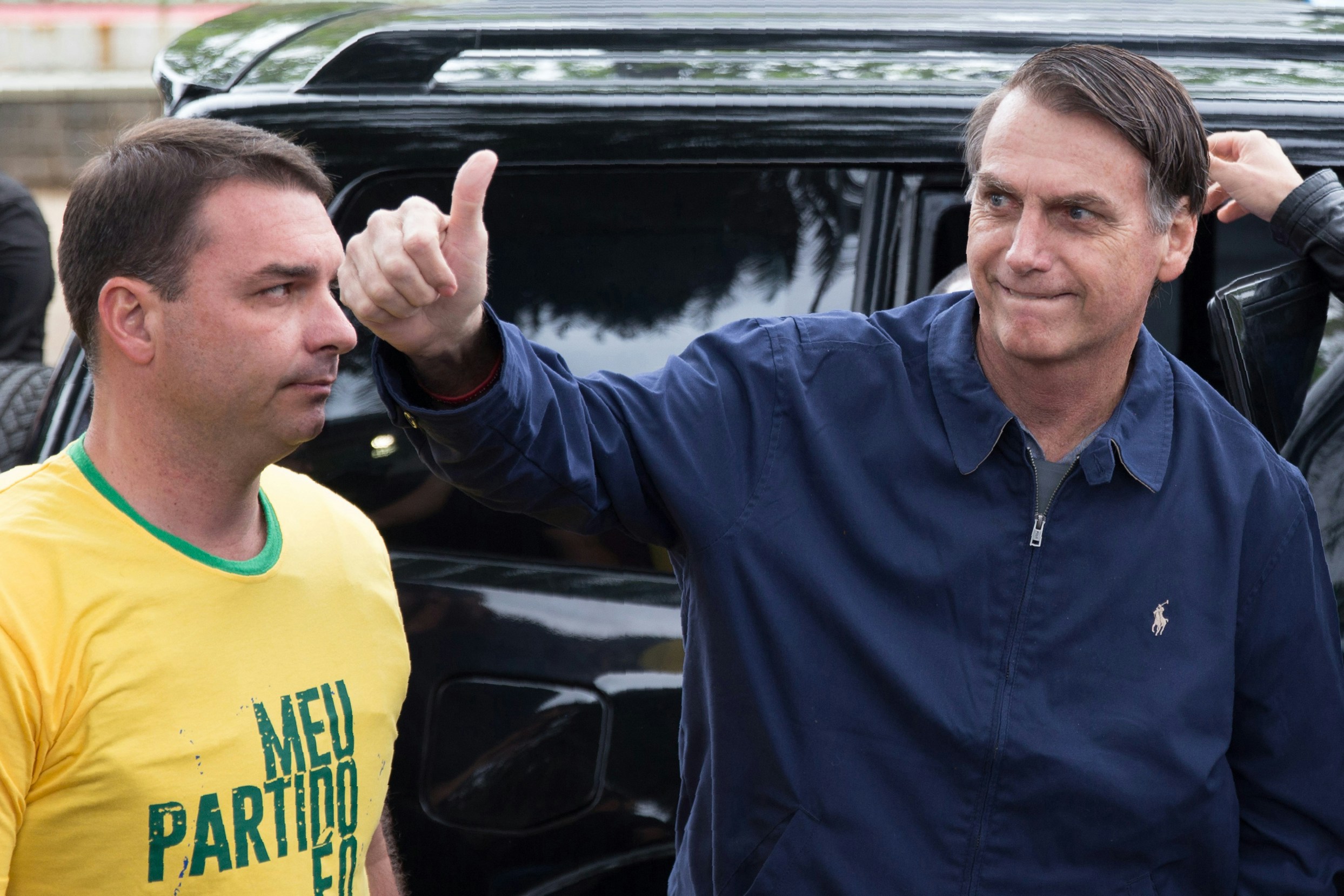 Flávio e Jair Bolsonaro chegam à Vila Militar, no Rio de Janeiro, para votar durante as eleições de 2018.