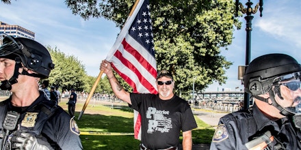 Policiais ao lado de um participante de uma manifestação pela liberdade de expressão organizada pelo grupo de extrema-direita Patriot Prayer em Portland, nos EUA, no dia 10 de setembro de 2017.