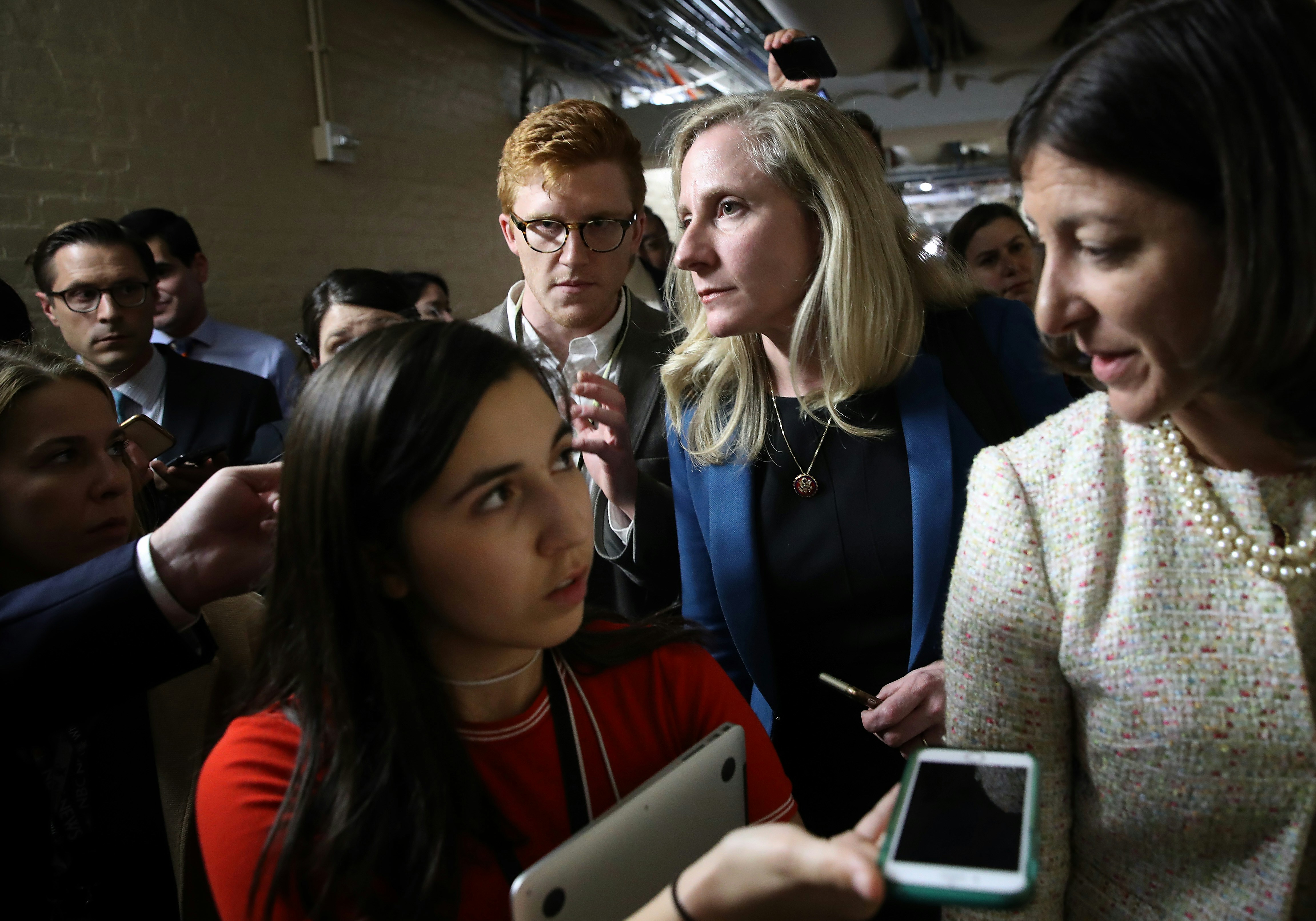 A deputada Abigail Spanberger, ao centro, e a deputada Elaine Luria, à direita, são seguidas por repórteres depois de sair de uma reunião da bancada democrata no Capitólio em 24 de setembro de 2019, onde foi anunciada a abertura de processo formal de impeachment contra o presidente dos EUA, Donald Trump.
