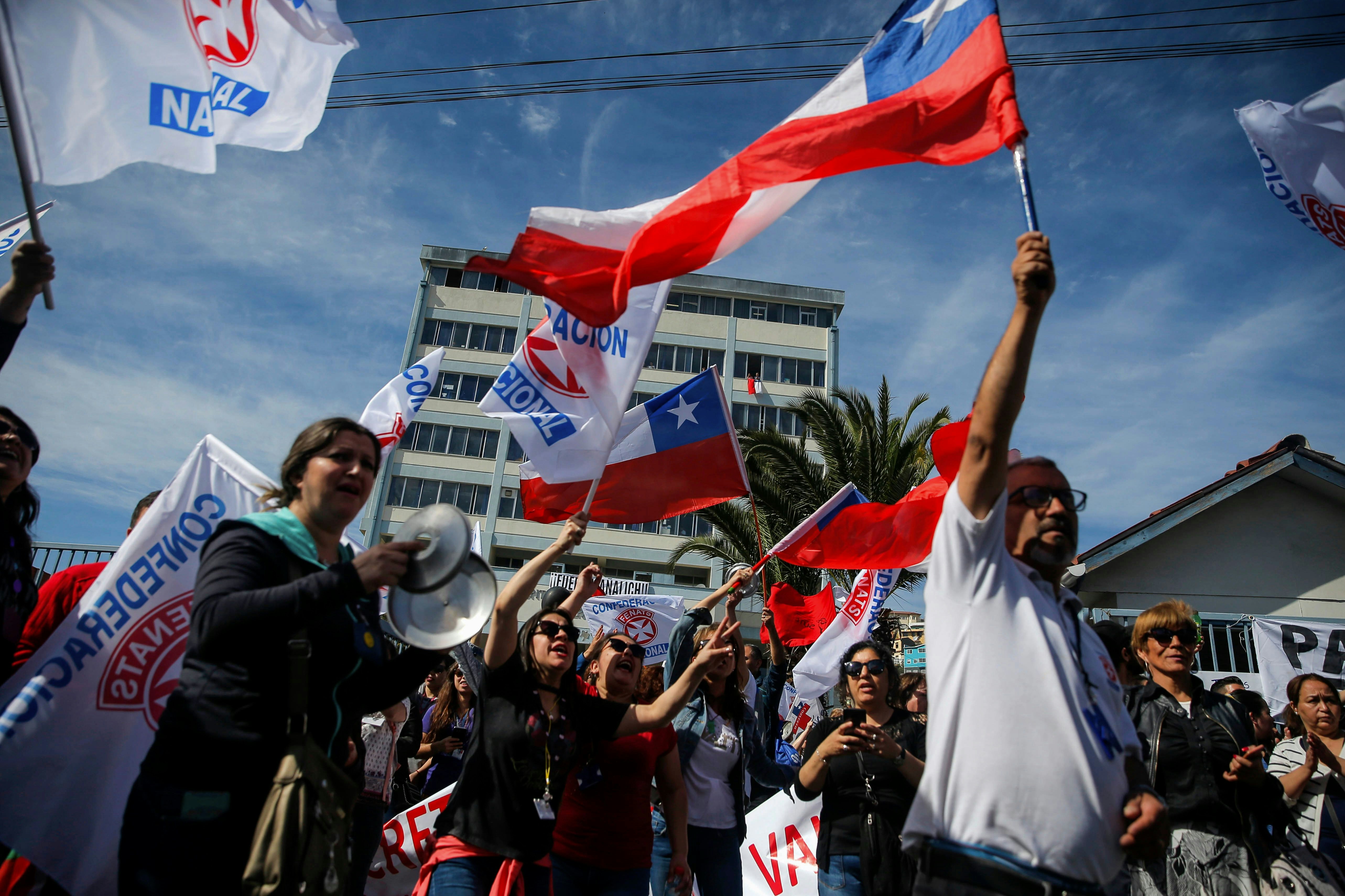 Manifestantes protestam nos arredores do hospital Carlos Van Buren Hospital em Valparaiso, Chile.