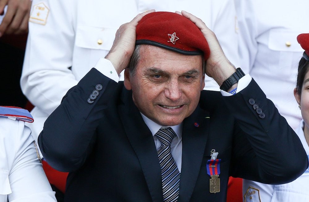 O presidente Jair Bolsonaro usa boina vermelha durante cerimônia de comemoração ao dia do soldado, no QG do Exército, em Brasília.