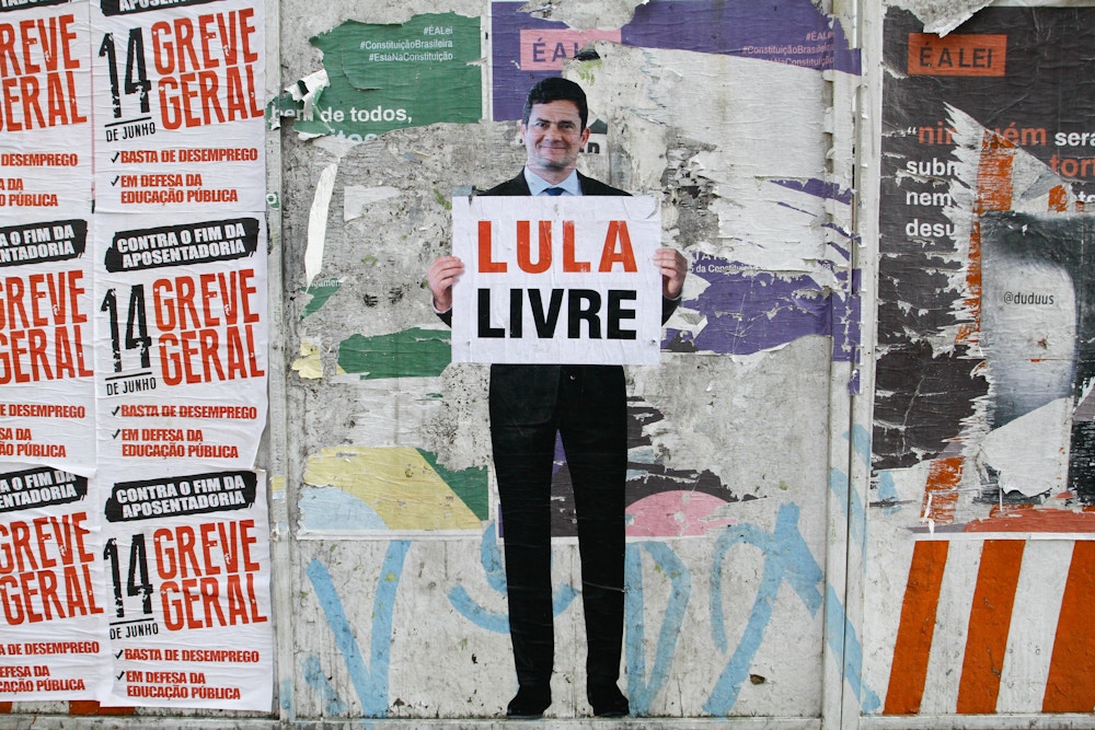 Lambe-Lambe com a imagem do ministro Sergio Moro segurando um cartaz com a escrita ''Lula Livre'', na rua da Consolação, região central de São Paulo, em 18 de junho.