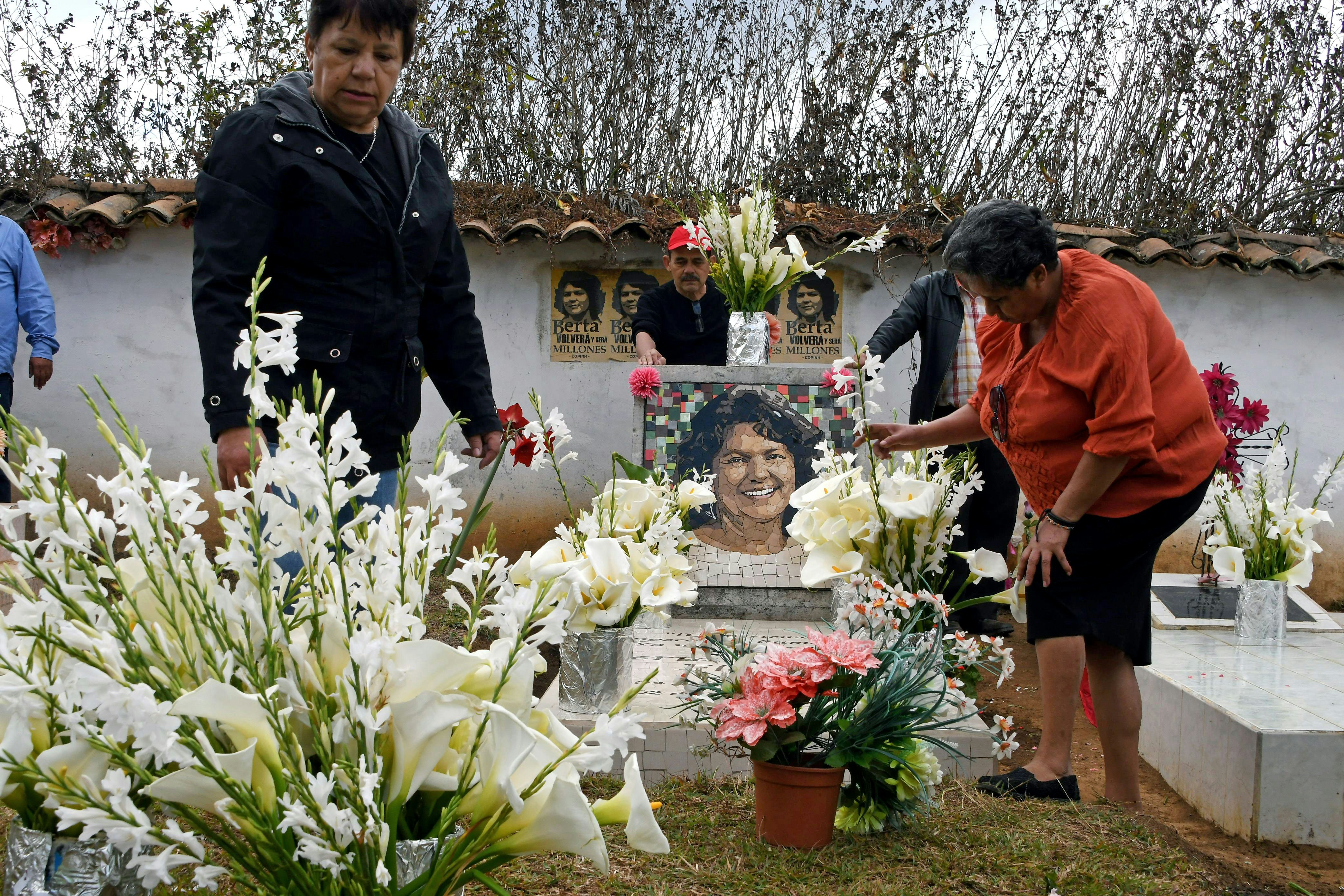 Parentes e amigos colocam flores no túmulo da ambientalista Berta Cáceres em La Esperanza, Honduras.